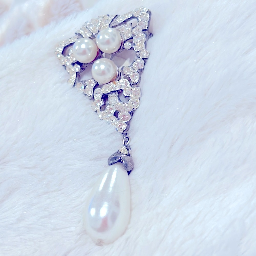 VINTAGE BROOCH W WHITE PEARL RHINESTONE  TEARDROP W SILVER METAL